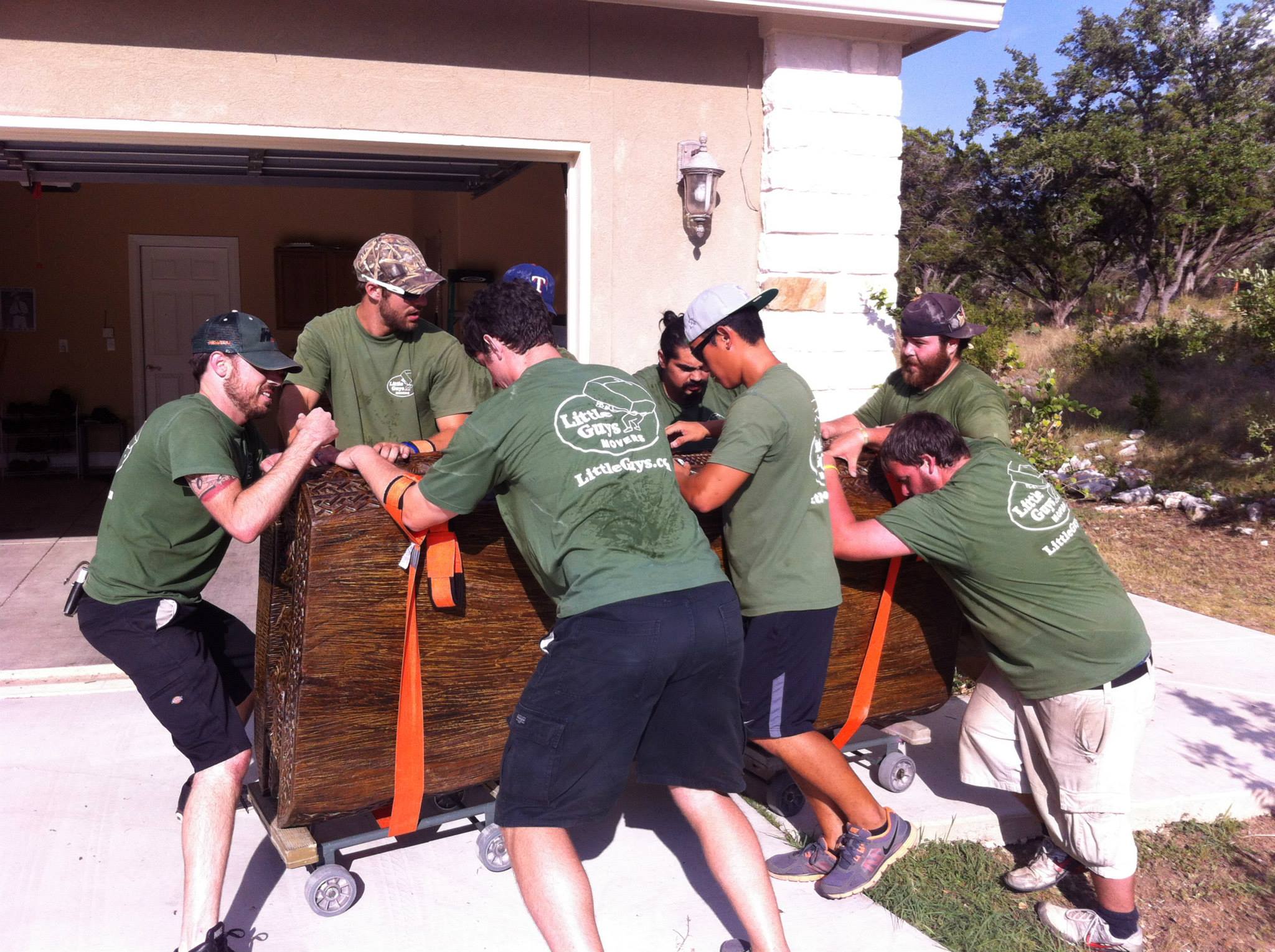 Movers in San Marcos working together